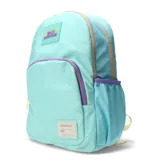 Mochila verde agua con estampado de montañas y texto "Hello Adventure" en el frente. Tiene un bolsillo frontal con cierre y dos bolsillos laterales.