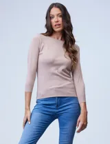 Buzo de tejido fino, color beige, con mangas tres cuartos estilo raglán.