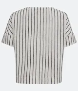Blusa de algodón color blanco con rayas verticales negras, cuello redondo y botones decorativos en los hombros.