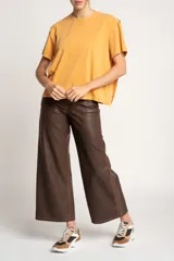 Remera color ladrillo de algodón con calce al cuerpo y mangas cortas.