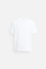 Camiseta slim fit de cuello redondo y manga corta, confeccionada en tejido de algodón con elasticidad.