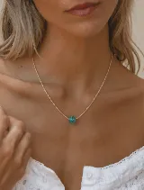 Collar dorado con dije de cristal de murano color turquesa.