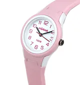 Reloj Mistral deportivo con correa de silicona rosa, cuadrante blanco con números rojos y agujas negras. Resistente al agua hasta 100 metros.