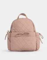 Mochila rosa claro de tela deportiva acolchada con diseño de rombos. Tiene asa de mano, correas regulables, cierre superior, bolsillo frontal con lazo decorativo y bolsillos laterales con lazos.