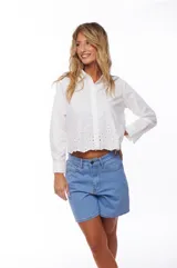 Bermuda de jean celeste con cintura alta y corte recto.