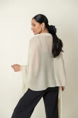 Chal plisado color plateado con lurex y terminación de hilos finos cortos.