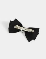 Hebilla francesa para el pelo con moño cubierto de strass plateados.