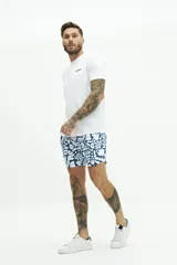 Short de baño con estampado a rayas verticales en tonos celeste y blanco, con cintura elástica ajustable con cordón, dos bolsillos laterales y uno trasero.