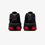 Championes Nike Shox Ride 2, color negro con detalles en rojo vibrante en la amortiguación Shox. Presenta capellada de malla y sintético, con el logo Swoosh en blanco.