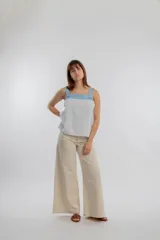 Top de tiras ancho color gris claro con detalle de canesú y tiras en color celeste.
