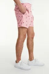 Short de baño rosado con estampado de sandías, cintura elástica con cordón ajustable y bolsillos laterales.