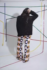 Sweater tejido de lana merino color negro, con cuello a la base y puños. Presenta un bordado artesanal de una frutilla en el frente.