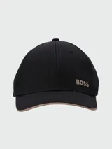 Gorra negra de algodón con visera curva y logo bordado en el frente.