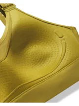 Top deportivo Under Armour Infinity High, color verde oliva, con breteles regulables con el logo de la marca y espalda deportiva.