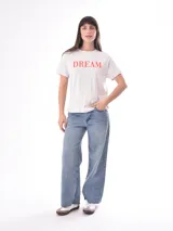 Remera rosa con estampado de labios rojos y texto con tipografía retro.