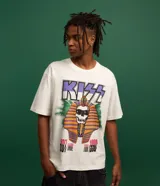 Remera color hueso de corte boxy con estampado del logo de la banda Kiss y un diseño de un faraón con gafas de sol.