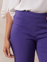 Pantalón verde esmeralda de gabardina elastizada, marca Zac & Rachel. Corte recto, pretina ancha pespunteada, bolsillos simulados y largo al tobillo.