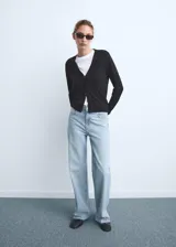 Jeans de mujer color azul claro, de tiro alto, corte wide leg y bajo deshilachado. Cierre de cremallera y botón, con cinco bolsillos y trabillas.