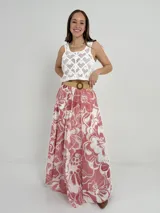 Falda larga de algodón con estampado floral en tonos rosados y blancos. Tiene cintura elastizada y cinturón de rafia desmontable.