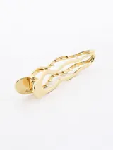 Broche dorado con forma ondulada.
