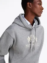 Buzo gris melange de Tommy Hilfiger con capucha y cordón ajustable. Logotipo bordado en el pecho y en la manga.
