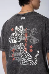 Remera color verde oliva con cuello redondo y mangas cortas, con un pequeño estampado en el pecho.