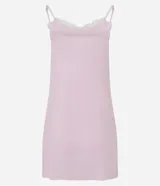 Camisón corto de tejido rib, color rosa pálido, con tirantes finos ajustables y detalle de encaje blanco en el escote.