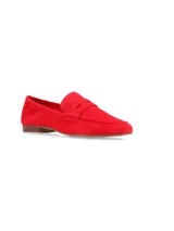 Mocasín color marrón claro de cuero gamuzado, con suela plana y antifaz clásico. Diseñado en Uruguay y fabricado en Brasil.