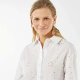 Camisa blanca de algodón con bordado inglés, corte clásico, cuello camisero y mangas 3/4 con puños abotonados.