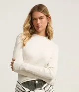 Blusa de punto color blanco con cuello alto y manga larga.