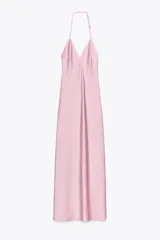 Vestido midi de satén color rosa pálido, con escote en V, tirantes finos y espalda descubierta con tiras cruzadas ajustables.