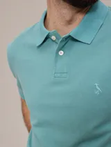 Remera polo celeste de piqué de algodón, corte clásico, con cuello y mangas acanalados.