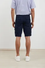 Bermuda cargo azul marino con seis bolsillos, corte a la rodilla.