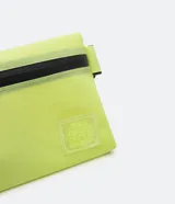 Riñonera verde lima de PVC con correa ajustable negra y cierre con hebilla de plástico.