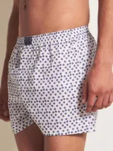 Bóxer de algodón con estampado floral en tonos azul y blanco, con cintura elástica y logo de la marca en el centro.