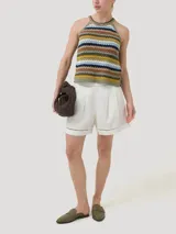 Remera sin mangas tejida al crochet con hilo de algodón orgánico a rayas horizontales de diferentes colores.