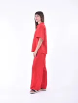 Camisa roja de mangas cortas con botones.