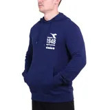 Sudadera tipo canguro negra con capucha y bolsillo canguro frontal. Presenta el logo de Diadora en blanco en el pecho.