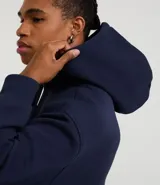 Hoodie masculino de algodón con felpa, color azul marino, de corte relaxed, con capucha ajustable, bolsillo canguro y manga larga.