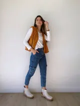 Chaleco camel de pana con cuello y sisas de corderito.