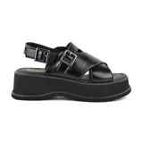 Sandalias color marrón con plataforma y tiras cruzadas con hebillas.