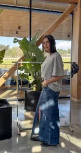 Remera negra de manga corta y cuello redondo, con calce holgado.