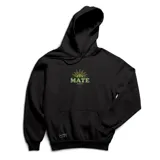 Canguro negro con capucha y bolsillo delantero. Estampado frontal con el texto "MATE" y un sol estilizado en color verde claro.