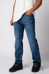 Pantalón jean azul de corte recto y ajuste relaxed fit, con bolsillos delanteros y traseros.