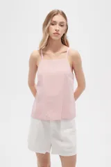 Musculosa blanca de poliéster con breteles finos, cuello recto y corte holgado.