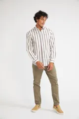 Camisa de hombre a cuadros color beige y azul marino, de corte slim fit, con mangas largas, cartera abotonada y logo bordado en el pecho. Confeccionada en algodón.