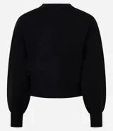 Cardigan blanco de tricot con cuello redondo, mangas largas y cierre frontal con botones florales metálicos. El bajo y los puños son acanalados.