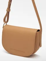 Bandolera pequeña de mujer, marca Adolfo Dominguez, modelo Luna. Color crudo con correa marrón ajustable con hebilla.