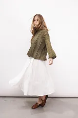 Pollera midi color beige de lino, con cintura ajustable con botón y bolsillo cargo en el lateral.