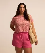 Blusa de tul estampada con cuello redondo y mangas cortas.